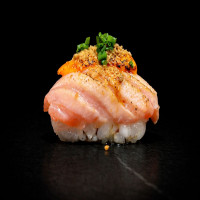 Nigiri de salmón flameado