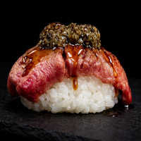 Nigiri flameado de ternera y trufa