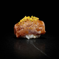 Nigiri flameado de atun y pistacho