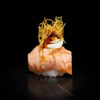Nigiri de salmon flameado con philadelphia
